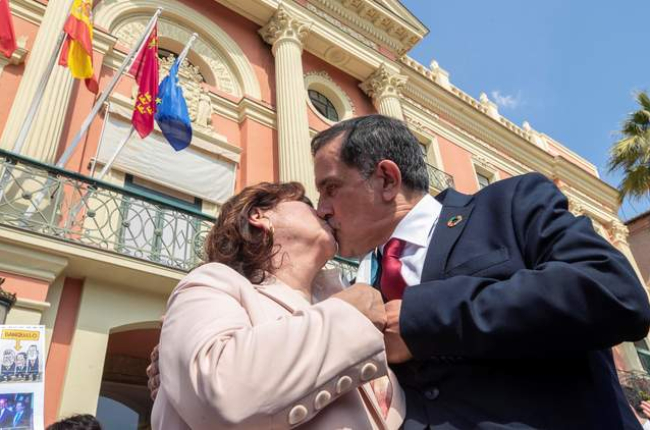 El concejal socialista José Antonio Serrano, nuevo alcalde de Murcia, besa a su mujer Lola Jara. MARCIAL GUILLÉN
