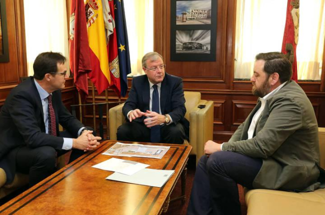 El alcalde de León, Antonio Silván, y el director de laboratorios Syva, César Carnicer, mantienen una reunión