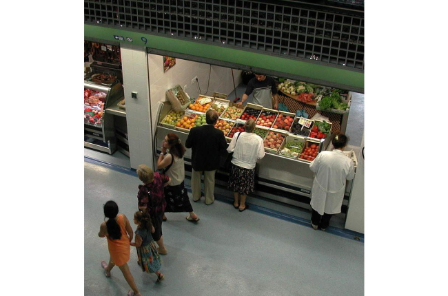 Consumidores comprando en un mercado. SORAYA/L. DE LA MATA