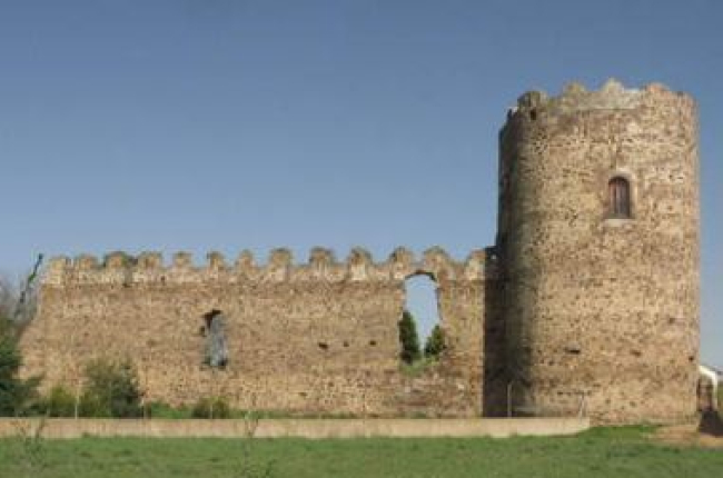 El lienzo y la torre que se conservan del palacio de los Bazán, en Palacios de la Valduerna.