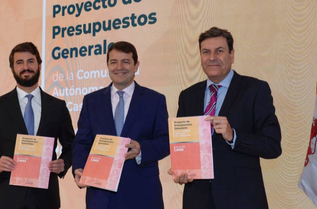 García Gallardo, Fernández Mañueco y Carriedo en la presentación del presupuesto. DL