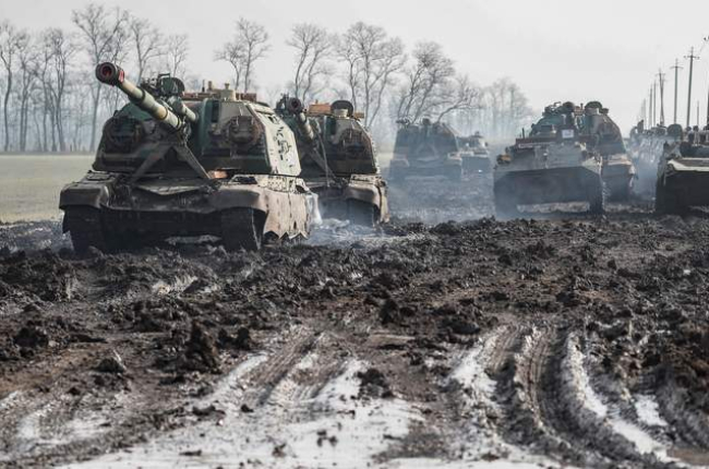 Vehículos blindados rusos estacionados en la carretera en la región de Rostov, ayer. YURI KOCHETKOV