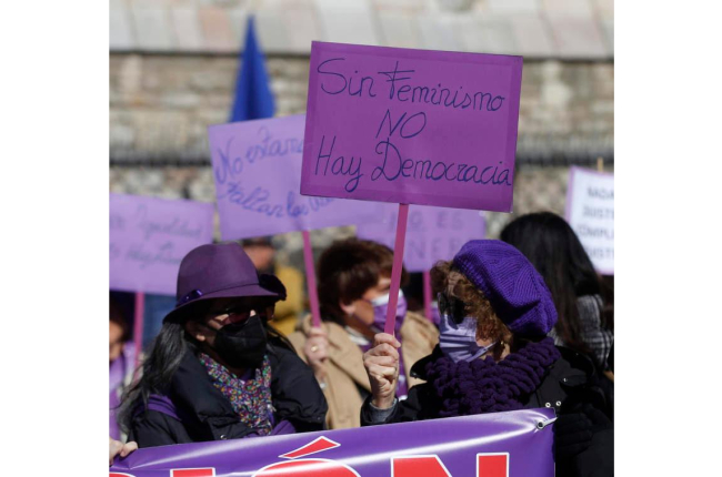 La concentración y movilización feminista en el centro de León, ayer. FERNANDO OTERO