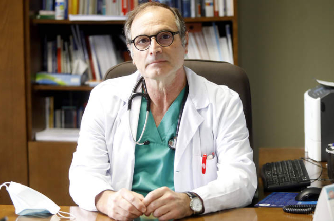 Demetrio Carriedo en su despacho de Medicina Intensiva del Hospital de León. MARCIANO PÉREZ