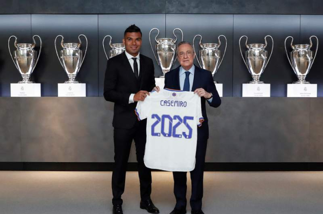 Casemiro, el último renovado del Real Madrid, junto a Florentino Pérez. VICTOR CARRETERO