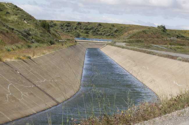 El trasvase de agua del Esla al Carrión se realiza a través del Canal Alto de Payuelos. MARCIANO PÉREZ