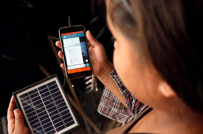 Las tecnologías traen innovación —placa solar para cargar un móvil— y a veces son objetos de abuso. EFE