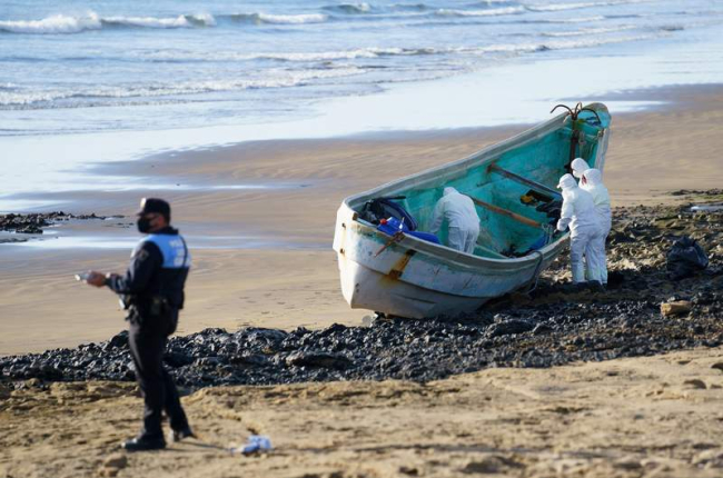 Cayuco en el que murieron las personas migrantes varado en la playa en Tenerife. RAMÓN DE LA ROCHA