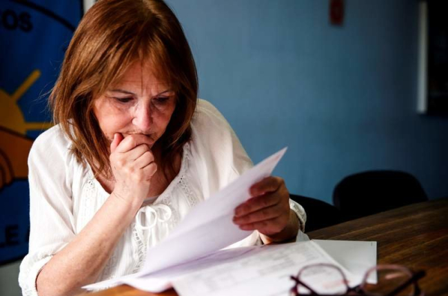 Una mujer analiza los papeles de la jubilación.