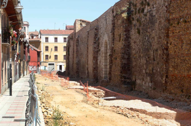 Los restos de los cubos de la Muralla de León en la calle Carreras están a la espera de una solución. RAMIRO