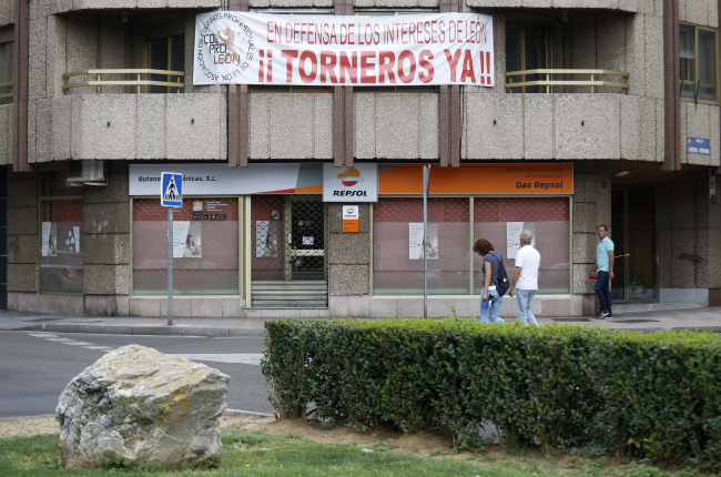 Pancarta de la plataforma de Torneros en la calle Roa de la Vega. F. OTERO PERANDONES