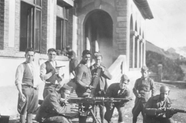 Soldados en Villablino tras la revolución de 1934.