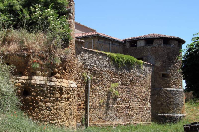 Vista del descuidado estado de las murallas de Almanza, antaño con un porte y una longitud mucho mayores que en la actualidad.