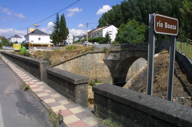 Puente sobre el río Boeza a su paso por Las Ventas de Albares.