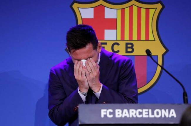 El delantero argentino Lionel Messi, se emociona durante su comparecencia este domingo en el Camp Nou. ANDREU DALMAU