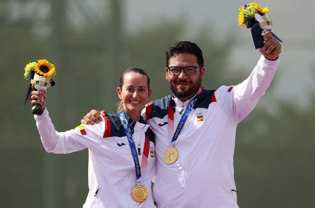 Fátima Gálvez y Alberto Fernández celebran la medalla de oro tras una brillante actuación en foso olímpico, la primera que suma España en los Juegos de Tokio. FAZRY ISMAIL