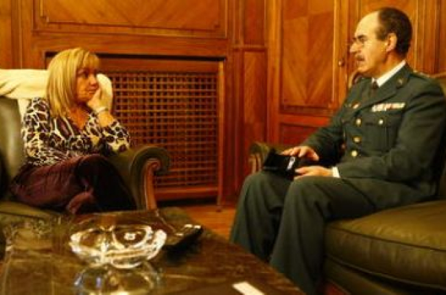 La presidenta de la Diputación, Isabel Carrasco, escucha las explicaciones del general