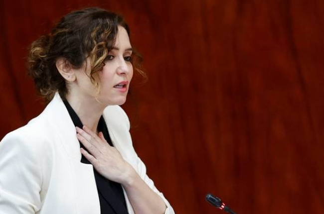 La presidenta de la Comunidad de Madrid, Isabel Díaz Ayuso interviene durante el pleno de la Asamblea de Madrid celebrado este jueves. JAVIER LIZÓN