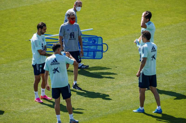 Parte de los ‘jugadores burbuja’ de la selección española, durante el entrenamiento de ayer en Las Rozas a las órdenes de Luis Enrique. PABLO GARCÍA