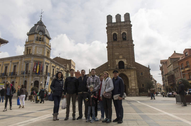 Familias ucranianas que llegaron a La Bañeza el pasado fin de semana. FERNANDO OTERO