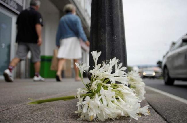 Flores en el lugar donde falleció Samuel Luiz en A Coruña. CABALAR