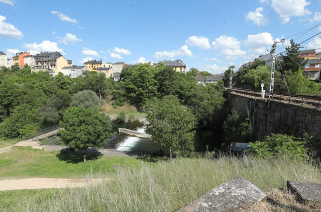 El río Sil a su paso bajo el puente del ferrocarril en la zona sur de la ciudad de Ponferrada. L. DE LA MATA