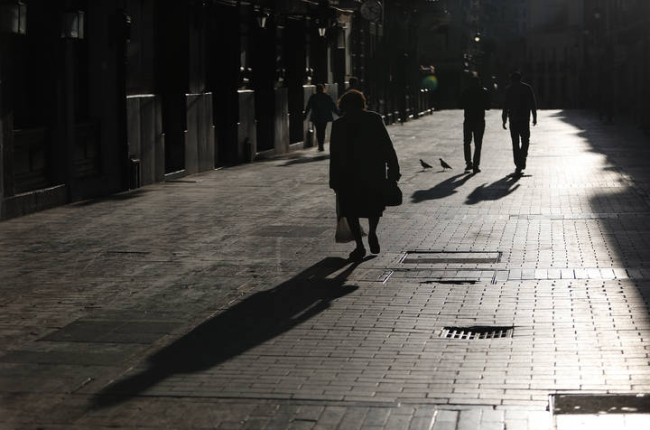 Personas mayores caminan por la calle ancha de León. JESÚS F. SALVADORES