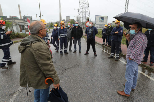 La concentración de ayer de trabajadores de Nervión ante la térmica de Cubillos del Sil. L. DE LA MATA