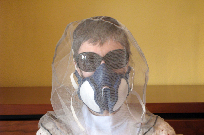 Manuela Rodríguez lleva velo apantallante para evitar radiaciones y máscara de protección frente a la mayoría de los contaminantes. ICAL