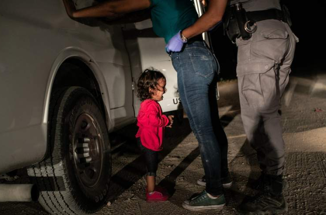 Una solicitante de asilo en EE UU de dos años llora mientras su madre es registrada y detenida. JOHN MOORE