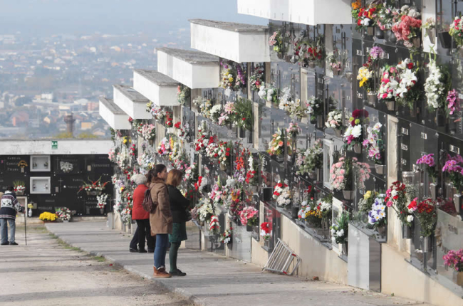El cementerio de Ponferrada, el año pasado, durante el Día de Todos los Santos. L. DE LA MATA