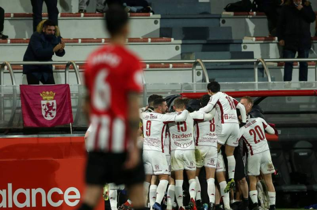 Los jugadores de la Cultural celebran el gol del canterano Rodri que dio el triunfo al conjunto leonés ante un Bilbao Athletic que se había adelantado. BORJA GUERRERO
