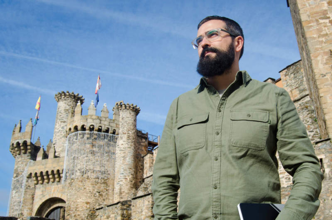 El escritor cordobés José Manuel Morales ante el castillo de Ponferrada. FOTO CORTESÍA DEL ESCRITOR