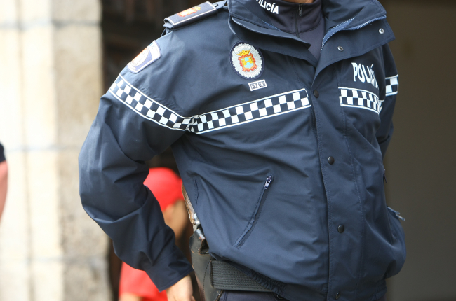 Un agente de la Policía Municipal de Ponferrada. L. DE LA MATA