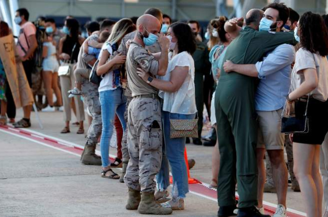 Familiares saludan a los militares que fueron evacuados de Afganistán. JAVIER BELVER