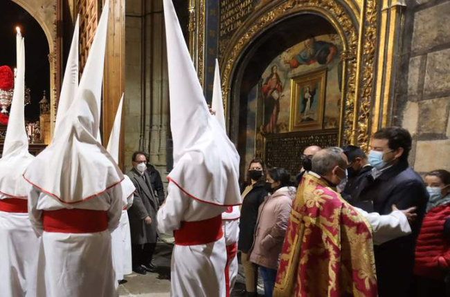 Mañueco en la Catedral de Salamanca, ayer, a la salida de la Real Cofradía Penitencial del Cristo Yacente de la Misericordia y de la Agonía Redentora. JM GARCÍA