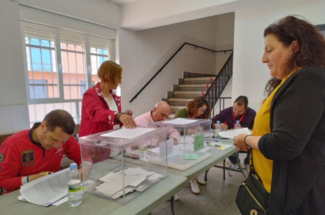 Una electora vota en una mesa electoral de Valencia de Don Juan. DL