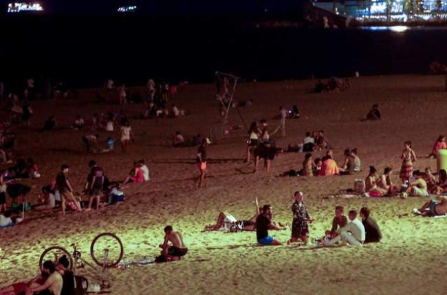 Jóvenes en la playa de la Barceloneta el pasado 27 de julio. QUIQUE GARCÍA