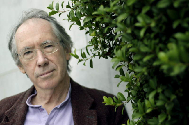 Ian McEwan indaga en su última novela en la ‘guerra fría cultural’