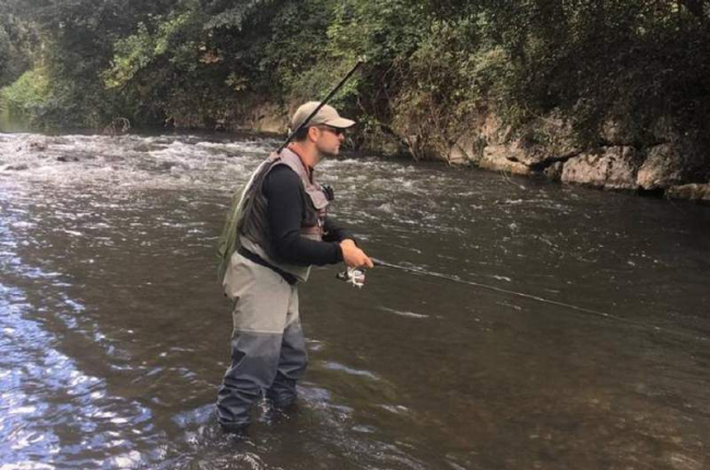 José Manuel Juan Cifuentes en una jornada de pesca en los ríos leoneses. DL