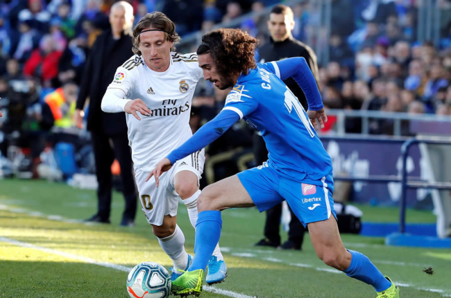 El centrocampista croata del Real Madrid, Luka Modric (i), y el defensa del Getafe Marc Cucurella (d).  EFE Chema Moya