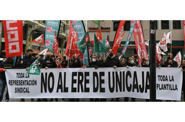 La plantilla de Unicaja en León se concentró ayer frente a la sucursal de Ordoño para protestar por el ERE. CASARES