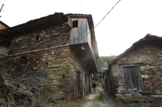 Imagen de San Adrián de Valdueza, un pueblo del Ayuntamiento de Ponferrada que lucha por sobrevivir en el siglo XXI. ANA F. BARREDO