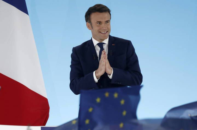 El presidente francés y candidato a la reelección, Emmanuel Macron, reacciona después de los resultados de la primera ronda de las elecciones presidenciales francesas. EFE/EPA/YOAN VALAT