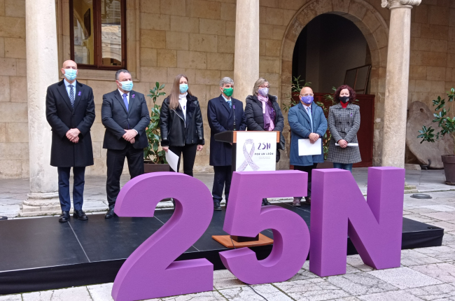 Acto institucional celebrado esta mañana en León contra la violencia machista. MARCIANO PÉREZ