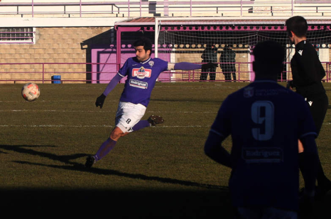 La Bañeza se hizo con tres puntos importantes ante el Villaralbo. J. NOTARIO