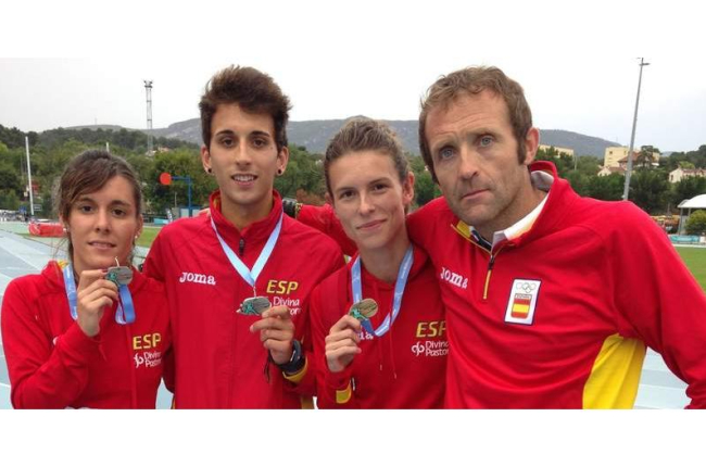 Ana, Jorge y Blanca con sus medallas junto a Villacorta.