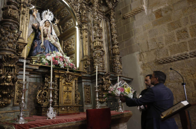 Ofrenda floral a la Virgen del Mercado. FERNANDO OTERO