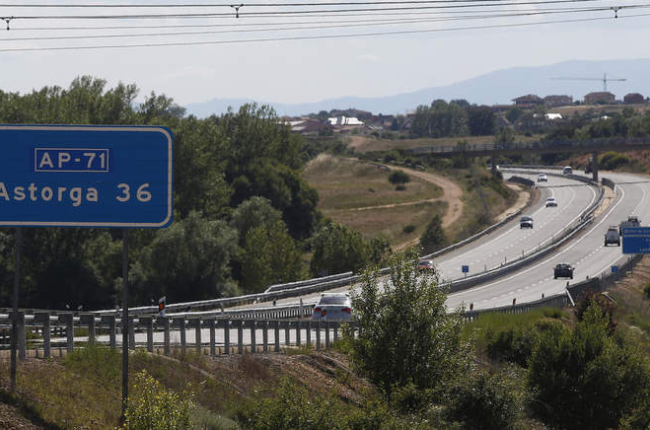 Vista parcial de un tramo de la autopista León-Astorga, una de las más caras de España y Europa por kilómetro recorrido. FERNANDO OTERO