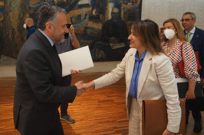 Rocío Lucas saluda al presidente de las Cortes, Carlos Pollán, ayer. R. GARCÍA